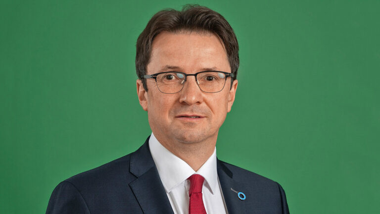 Dr Peter Schwarz